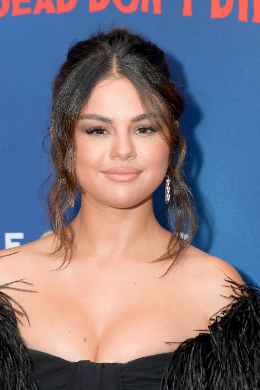 Between Selena Gomez's wavy tendrils, smoky eyes, and nude lips, everything was perfectly sultry at ...