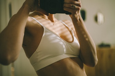 A sexy mirror selfie is a great picture to send your boyfriend to turn him on.