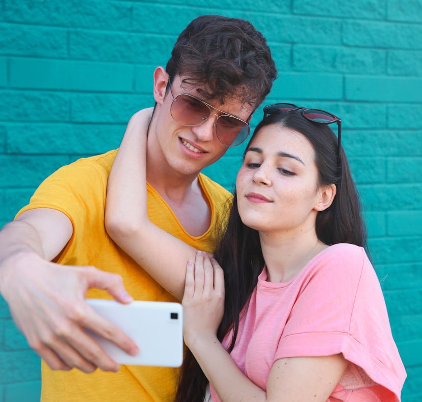 Two hookup buddies develop a romantic relationship.