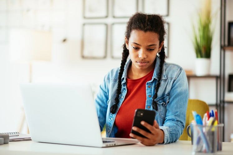 A woman realizes her girlfriend follows her ex on Instagram.