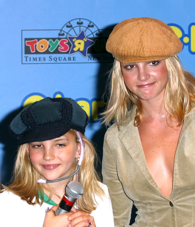 Jamie Lynn Spears and Britney Spears are shown here in the 2000s wearing matching hats. 