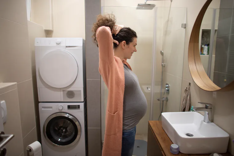 Can You Bleach Your Hair While Pregnant? Experts Explain