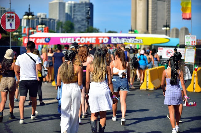 Chicago, Illinois, USA. Young adults and teens flocking to Lollapalooza the annual four-day music fe...