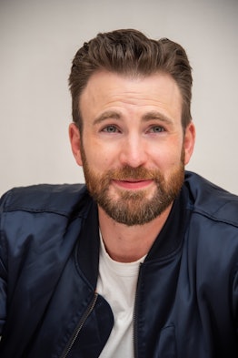 BEVERLY HILLS, CALIFORNIA - NOVEMBER 15: Chris Evans at the "Knives Out" Press Conference at the Fou...
