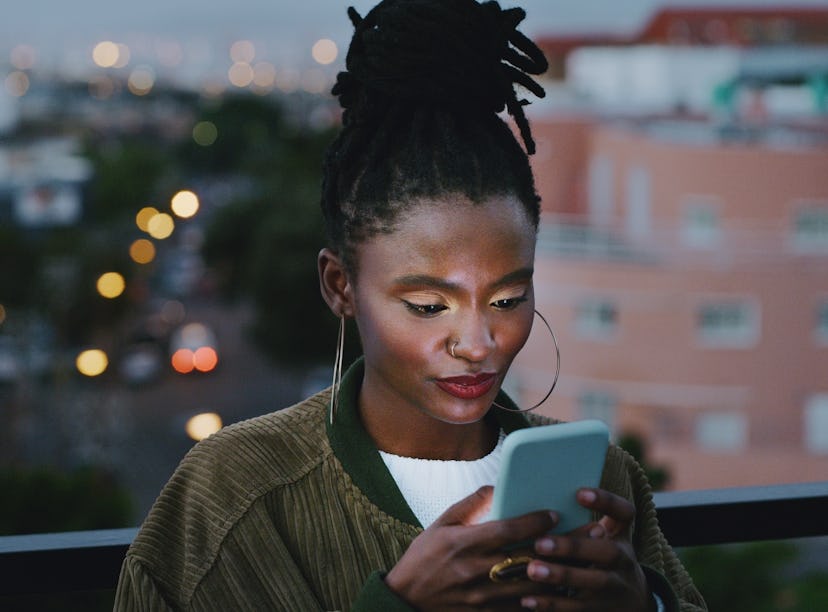 A woman tries to think of questions to ask on Hinge. 