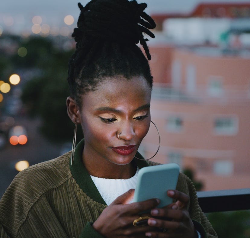 A woman tries to think of questions to ask on Hinge.
