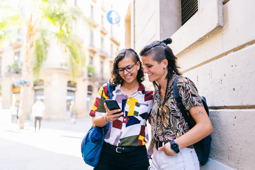 How Often Should Couples Text During The Day? Experts Weigh In