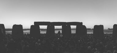 21st JUNE 2019 - SALISBURY, UK - Crowds gather to watch the 2019 summer solstice sunrise at the anci...