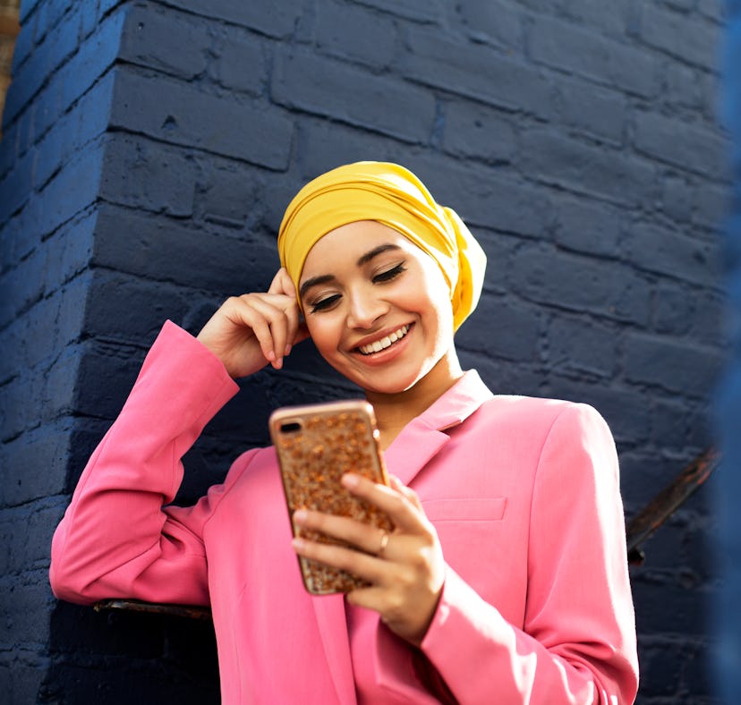 You can tell someone is flirting with you from these texting signals.