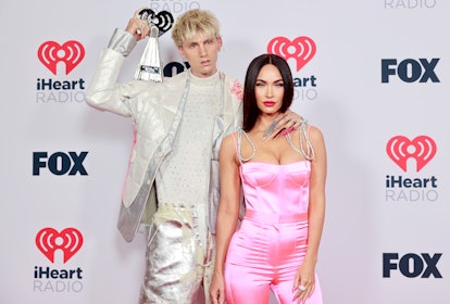 LOS ANGELES, CALIFORNIA - MAY 27: (EDITORIAL USE ONLY) (L-R) Machine Gun Kelly, winner of the Altern...