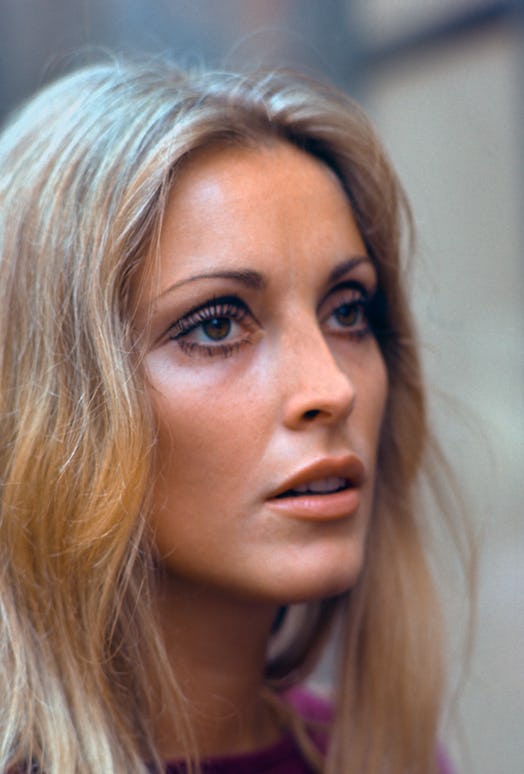 Sharon Tate sports bold and graphic 60s-style eyeliner while visiting a movie set. 