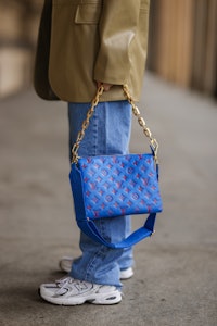 Sonia Lyson wearing New Balance sneakers, Pull & Bear blue baggy jeans, beige 12 Storeez leather bla...