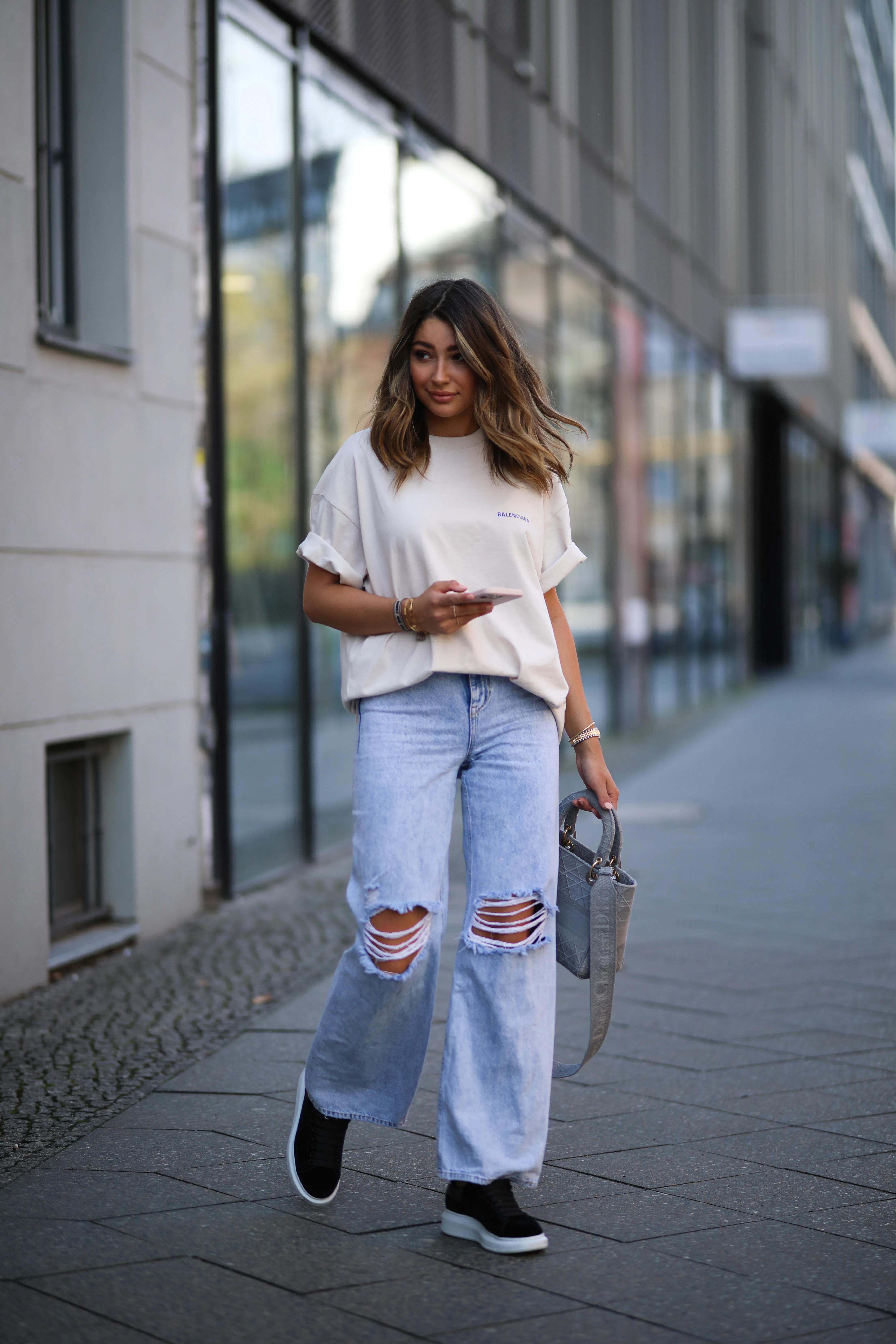 What To Wear With Baggy Jeans: High 