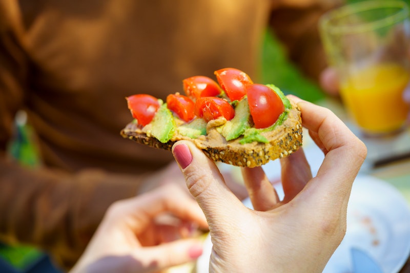 A woman eats an avocado toast with tomatoes. Can you be allergic to avocado?