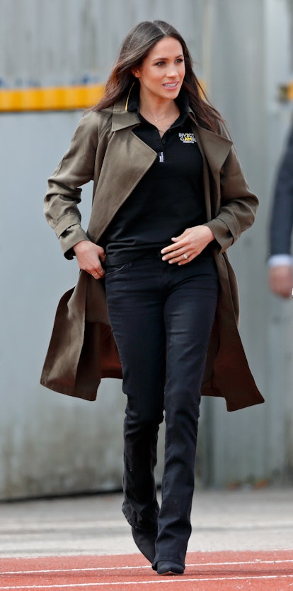 Meghan Markle walking while wearing bootcut jeans