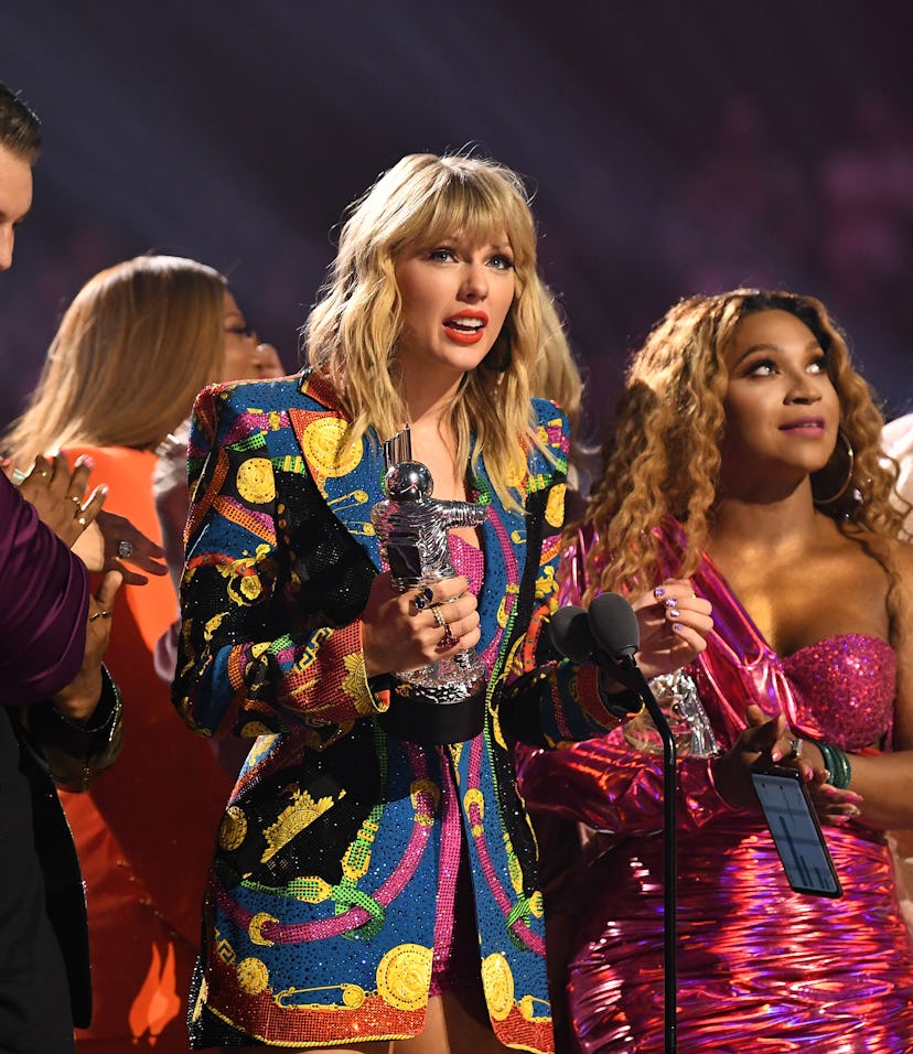 NEWARK, NEW JERSEY - AUGUST 26: Taylor Swift receives 'Video of the Year Award' onstage during the 2...