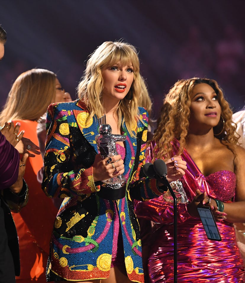 NEWARK, NEW JERSEY - AUGUST 26: Taylor Swift receives 'Video of the Year Award' onstage during the 2...