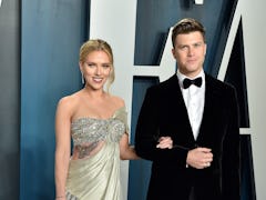 BEVERLY HILLS, CALIFORNIA - FEBRUARY 09: Scarlett Johansson and Colin Jost attend the 2020 Vanity Fa...