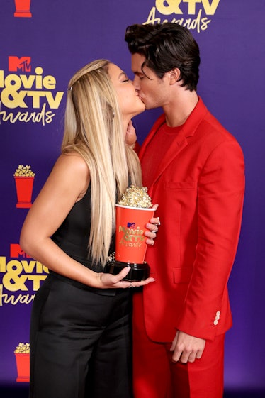 LOS ANGELES, CALIFORNIA - MAY 16: (L-R) Madelyn Cline and Chase Stokes, winners of the Best Kiss awa...