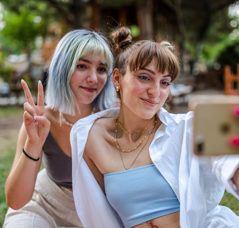 Gemini and Virgo friends are some of the most intelligent zodiac pairings.