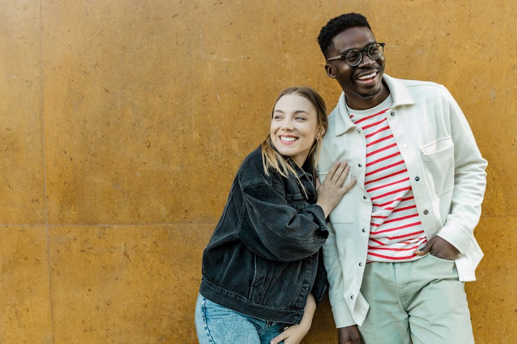 A couple with Virgo-Pisces compatibility spend time together.