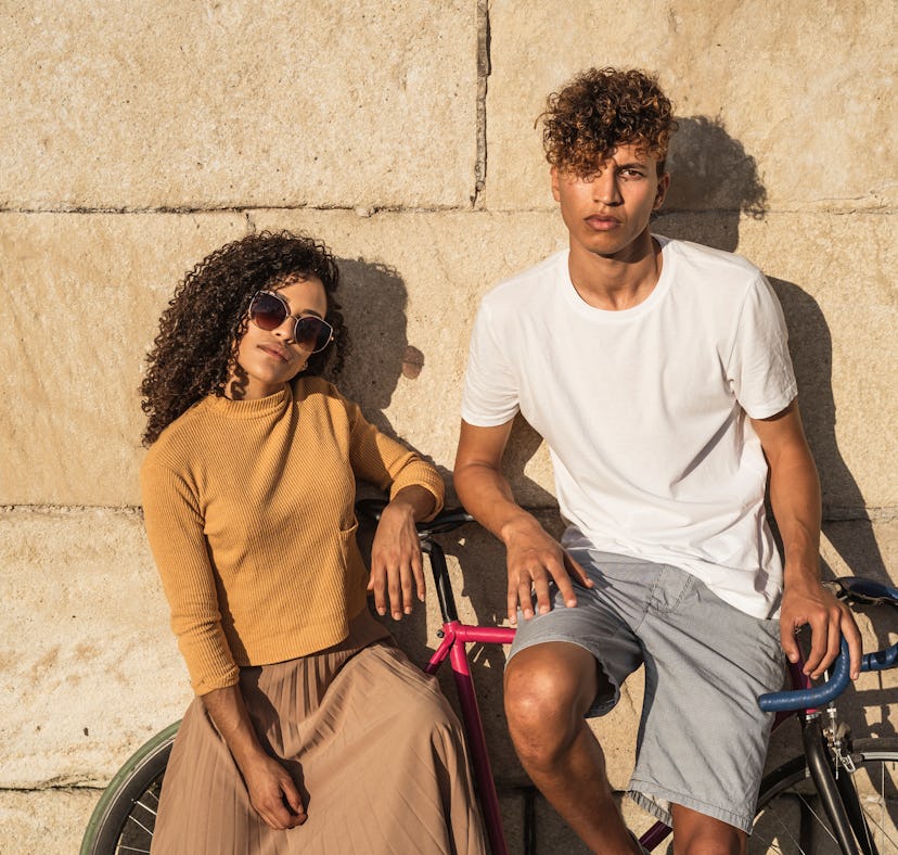 A couple with Aries-Virgo compatibility hang out.