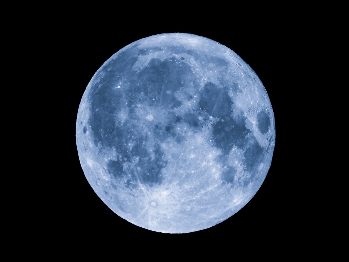 A lua cheia de setembro de 2021 em Peixes sobre o céu negro escuro visto com um telescópio