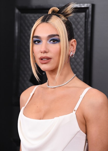 Dua Lipa rocks the two tone hair color trend. Here, pro colorists give their tips for the look.
