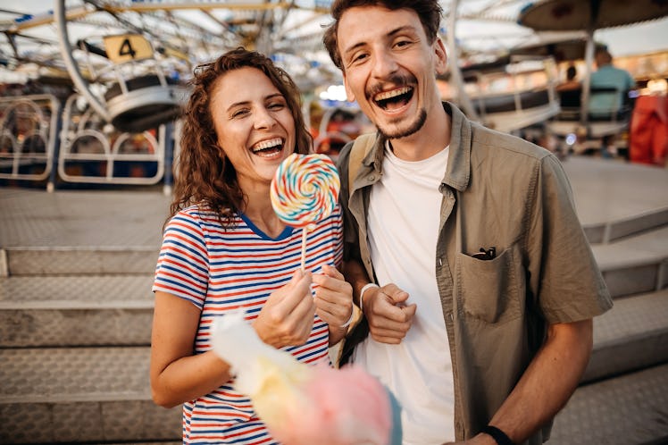 A couple with Virgo-Sagittarius compatibility hangs out.