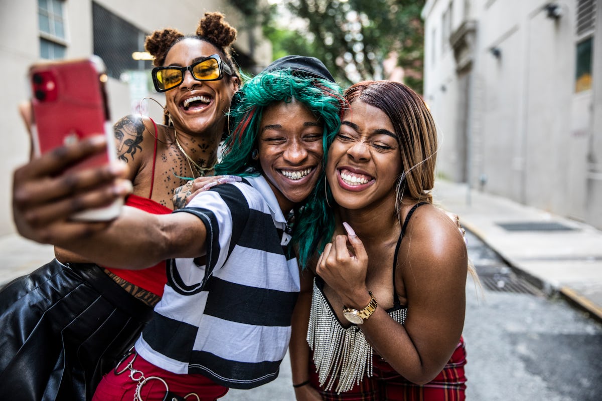 Jovens tiram selfie na área urbana