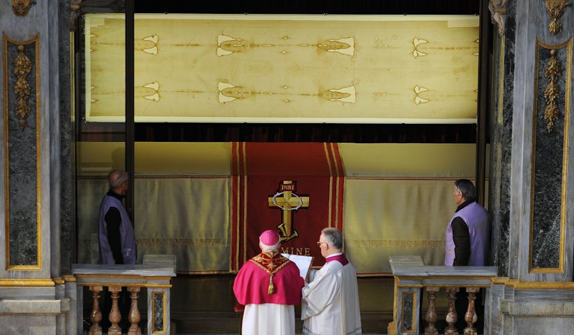 "The Shroud of Turin" (top) on March 30, 2013 in the Turin cathedral.