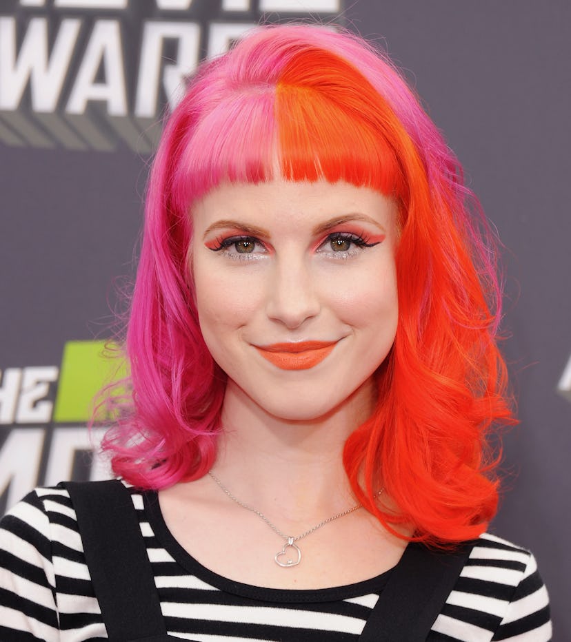 Hayley Williams at the 2013 MTV Movie Awards in 2013 with a pink and red tone hair color