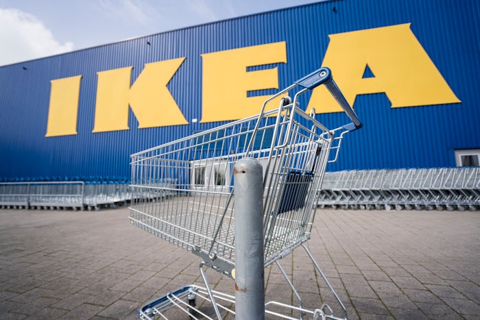 17 March 2020, Hessen, Wallau: Until further notice, the branch of the furniture chain Ikea at the l...