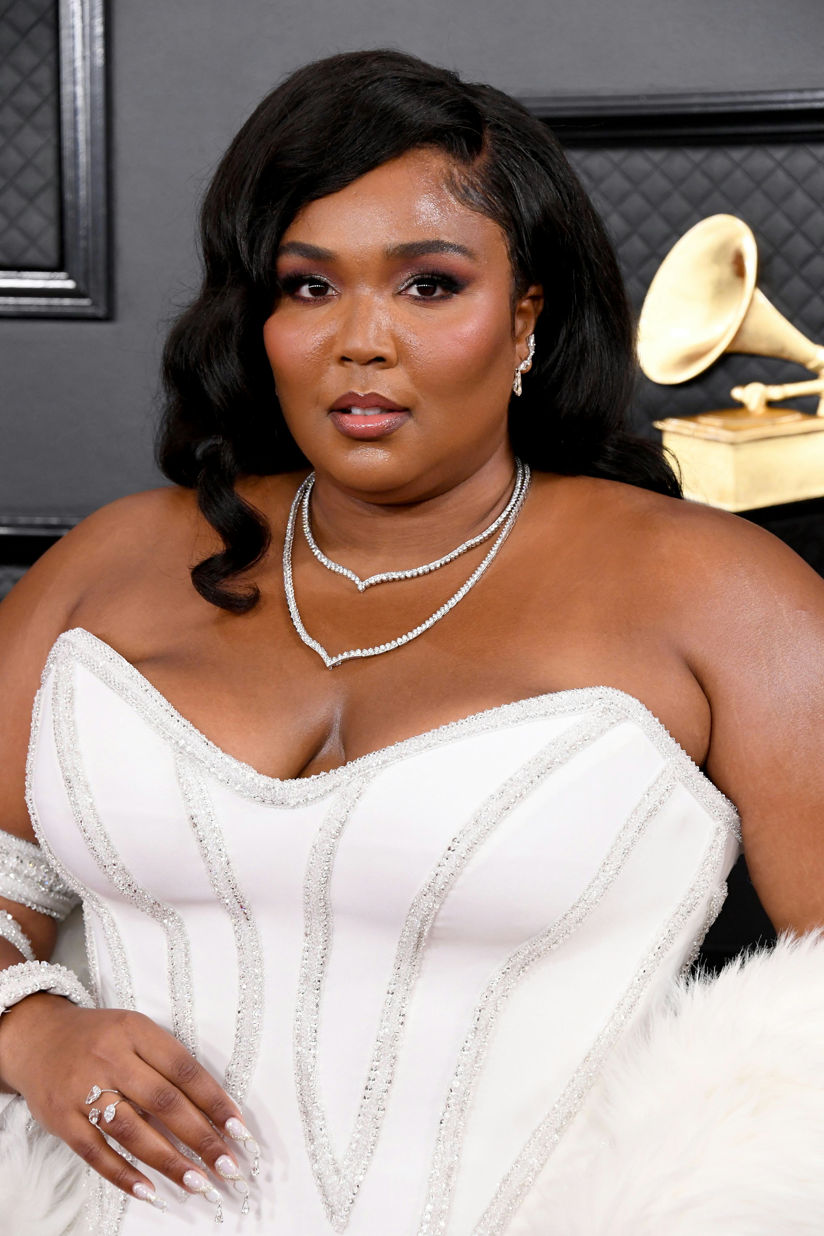 Here are Lizzo&rsquo;s best hair and makeup looks, from her natural curls to her 90s-inspired hair accesso&hellip;
