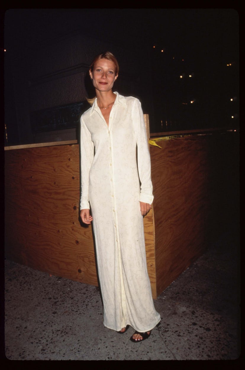267713 08: Actress Gwyneth Paltrow stands at the premiere of the film "The Pallbearer" April 28, 199...