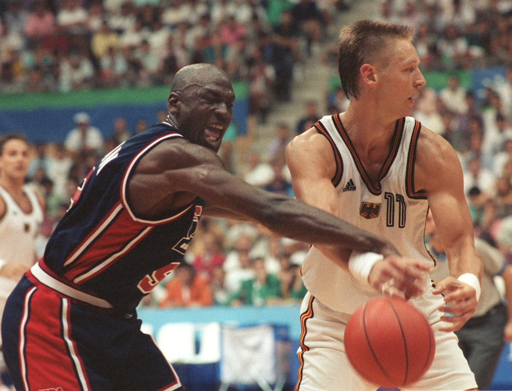 US-Basket-Star Michael "Air" Jordanie - hier spielt er am 29.07.1992 während der Olympischen Somm...