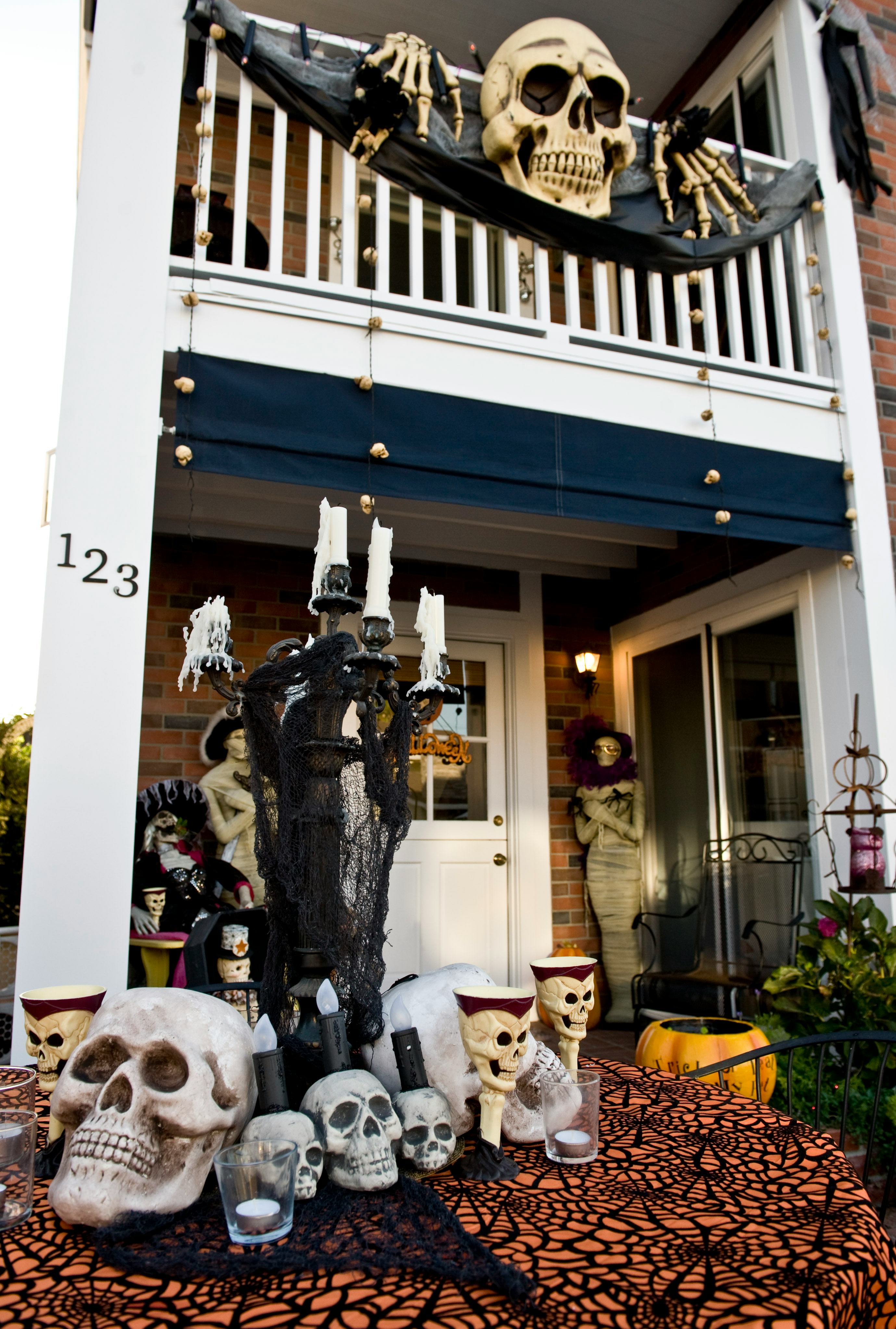 COSTA MESA, CA - OCTOBER 18: The Halloween decorations at the Balboa Island home of Donna Hood locat...