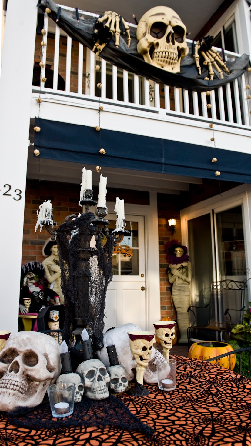 COSTA MESA, CA - OCTOBER 18: The Halloween decorations at the Balboa Island home of Donna Hood locat...