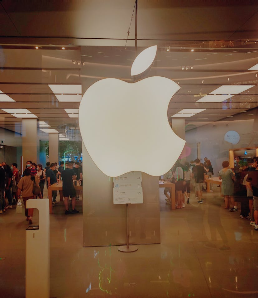 SHANGHAI
, CHINA - SEPTEMBER 04 2021: Chinese shop in an Apple Store in Shan...