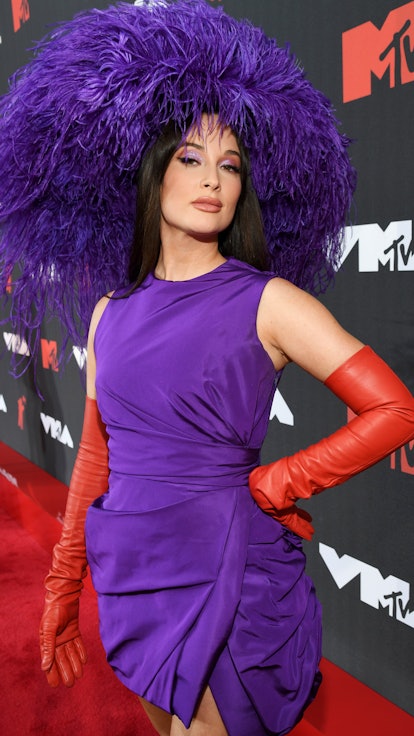 Kacey Musgraves' 2021 VMAs outfit featured an enormous feathered hat