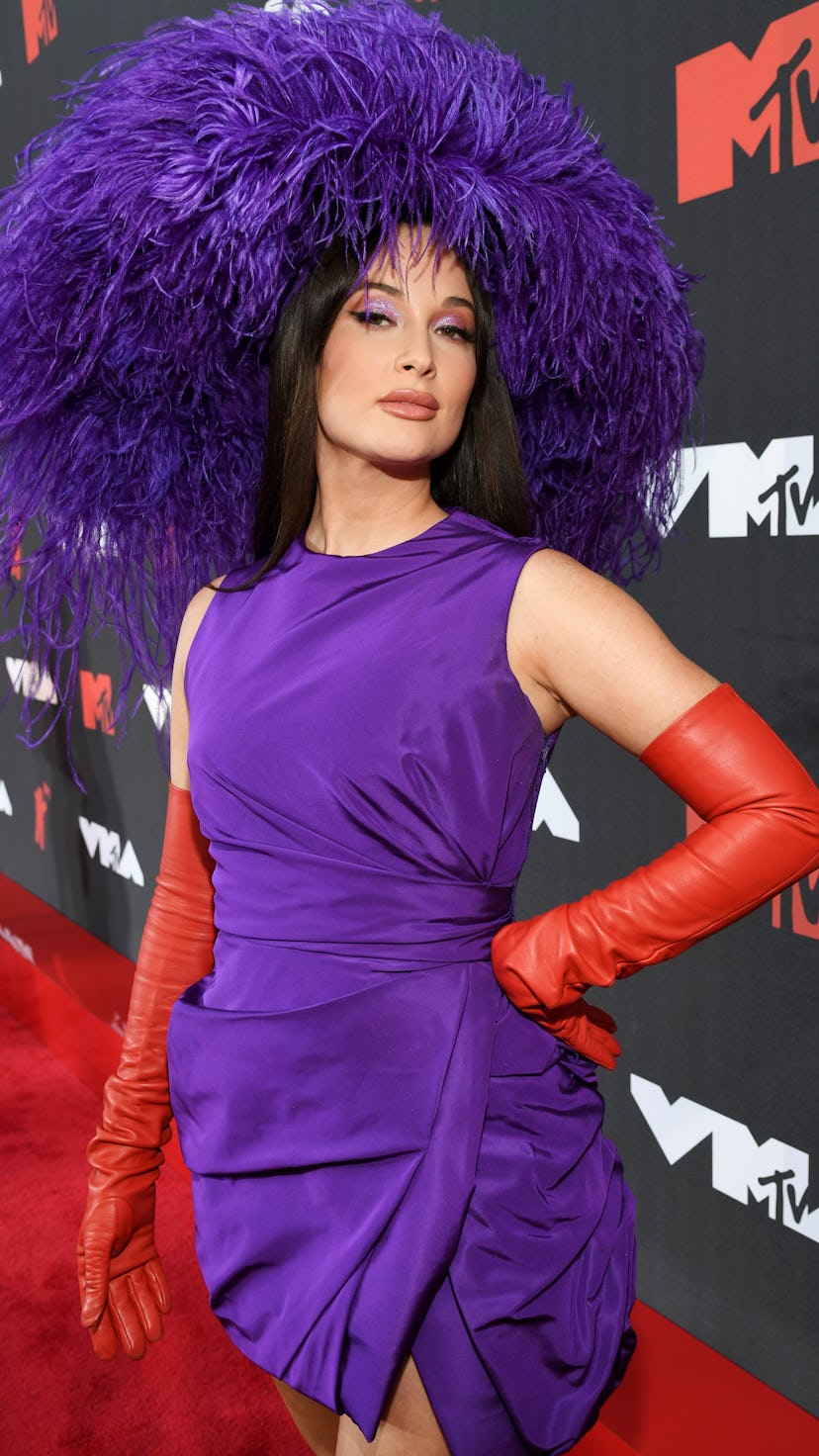 Kacey Musgraves' 2021 VMAs outfit featured an enormous feathered hat