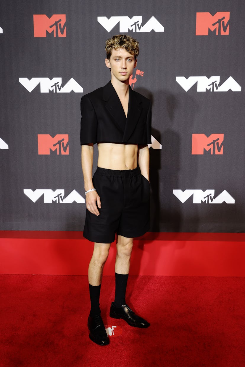 NEW YORK, NEW YORK - SEPTEMBER 12: Troye Sivan attends the 2021 MTV Video Music Awards at Barclays C...