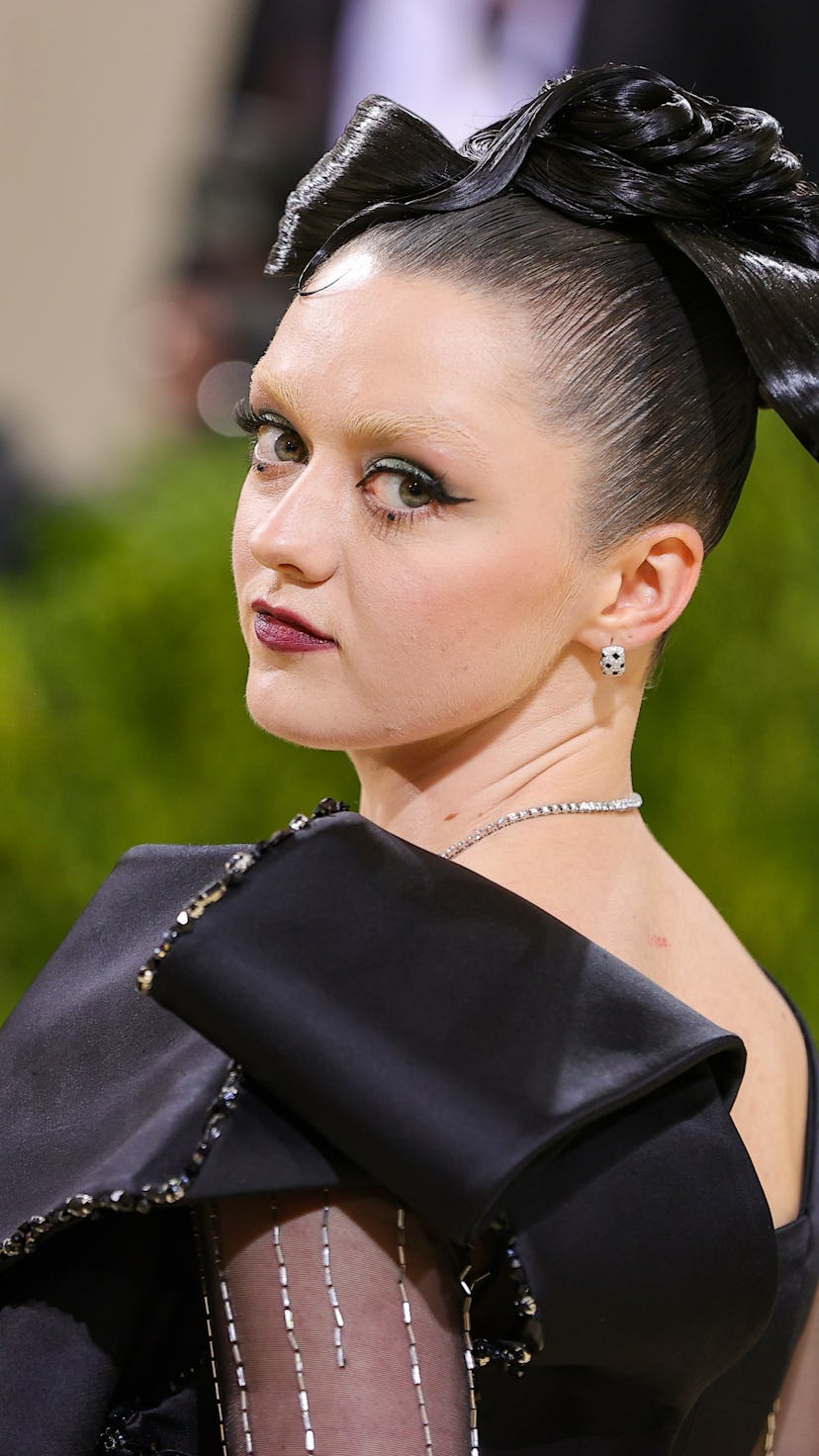 Maisie Williams attends The 2021 Met Gala with bleached eyebrows