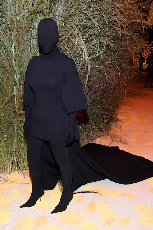 Kim Kardashian's 2021 Met Gala Look Covered Her Entire Body Including Her Face Kim Kardashian's 2021 Met Gala Look Covered Her Entire Body Including Her Face