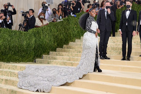 Simone Biles' Met Gala 2021 look weighs 88 pounds and needed to be carried up the red carpet steps.