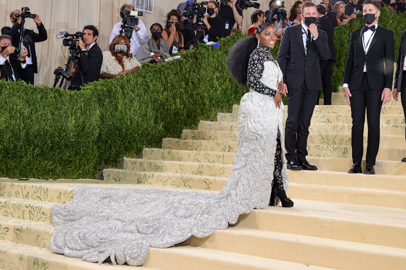 Simone Biles' Met Gala 2021 look weighs 88 pounds and needed to be carried up the red carpet steps.