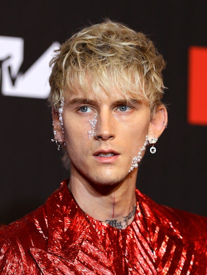 NEW YORK, NEW YORK - SEPTEMBER 12: Machine Gun Kelly attends the 2021 MTV Video Music Awards at Barc...