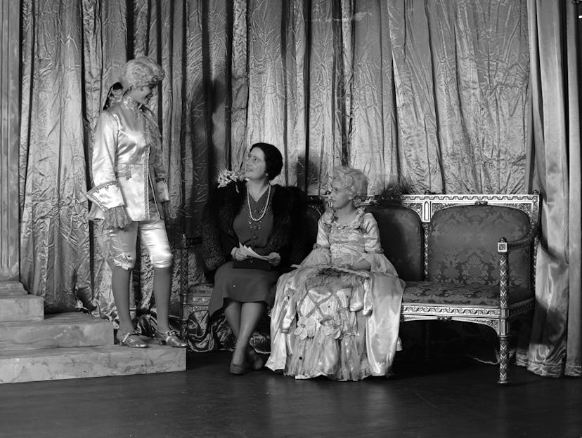 Queen Elizabeth stands close to her mother and sister.