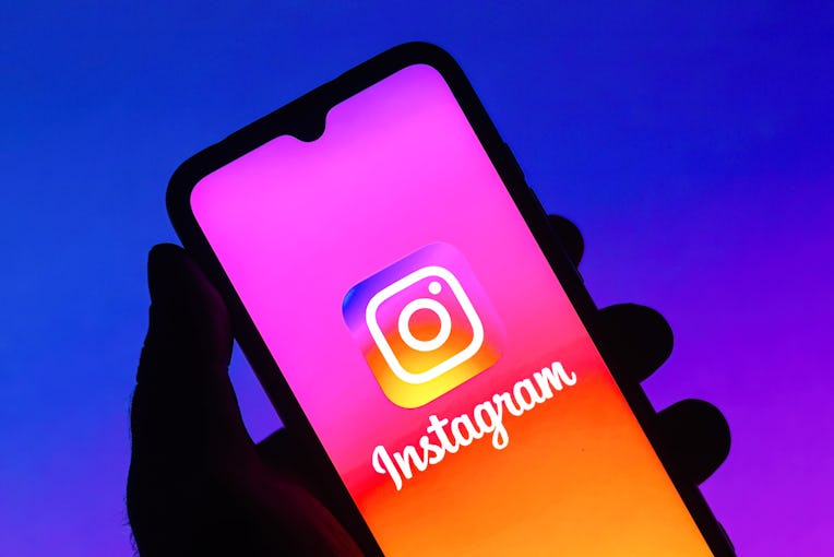 BRAZIL - 2021/08/06: In this photo illustration the Instagram logo seen displayed on a smartphone. (...