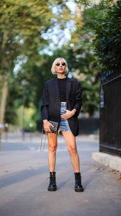 PARIS, FRANCE - AUGUST 25: Emy venturini wears black vintage RayBan sunglasses, gold large earrings,...